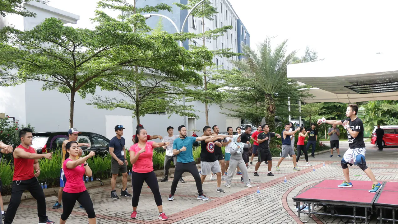 Hari kedua, peserta Amazing Journey Healthy Adventure Camp melakukan body combat bersama Celebrity Fitness. 