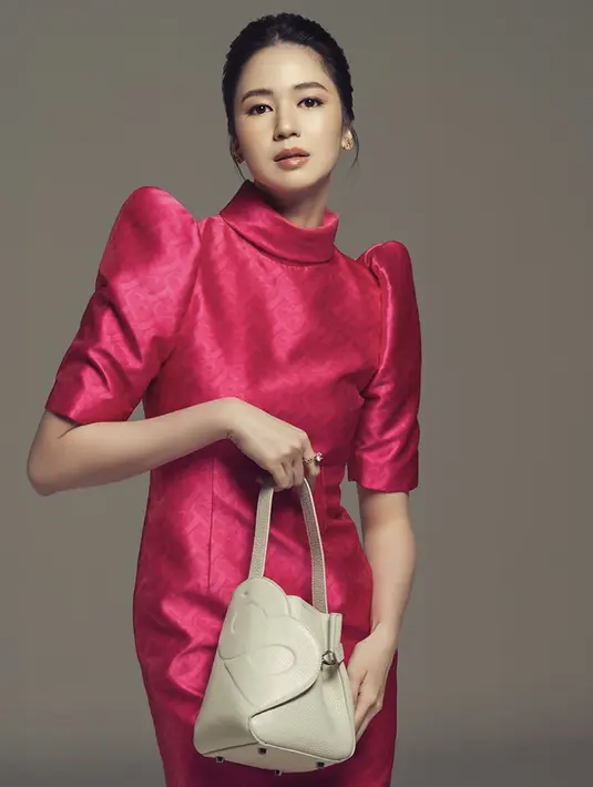 Laura Basuki tak pernah gagal tampil feminin. Kali ini, ia hadir dengan gaya dress unik. Paduan rok lengan puffy serta kerah turtle neck menambah elegansi gaya. [Foto: Instagram/ Laura Basuki]