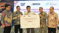 Penandatanganan Perjanjian Kerja Sama (PKS) kemitraan pendaftaran porsi haji reguler antara Bank Muamalat dan Pos Indonesia di Jakarta, Kamis (14/12/2023). (Dok Muamalat)