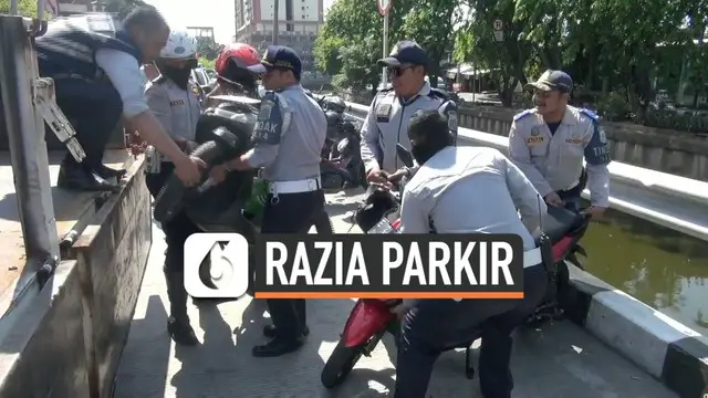Petugas Dishub merazia parkir liar di sepanjang Kali Item Kemayoran Jakarta Pusat. Petugas menemukan parkir liar para pengemudi ojol di sepanjang Kali Item. Penemudi Pjol menjadikan lokasi tersebut sebagai pangkalan mereka.