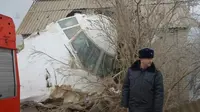 Sebuah pesawat kargo Turki yang terbang dari Hong Kong jatuh di sebuah desa di Kyrgyzstan pada Senin 16 Januari 2017. Menimpa sejumlah rumah warga. (AFP)