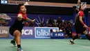 Ganda Putri Indonesia, Greysia Polii/Apriyani Rahayu mengembalikan kok ke arah Chae Yoo Jung/Kim So Yeong (Korsel) di Babak 32 Besar Indonesia Open 2017, Jakarta, Rabu (14/6). Greysia/Rahayu unggul 15-21. 21-23, 21-14. (Liputan6.com/Helmi Fithriansyah)