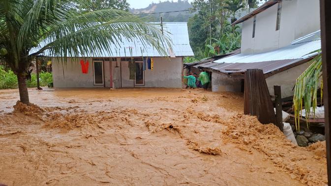 Warga Kota Padang Kembali Dilanda Banjir: Sebulan Lima Kali, Tidak ada yang Tersisa
