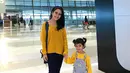 Di foto ini Ayu dan Bilqis terlihat  begitu cantik dengan sama-sama mengenakan sweater berwarna kuning dan sneakers putih. Hanya saja Ayu memadukannya dengan celana hitam sedangkan Bilqis lucu dengan overall denim. (Instagram/ayutingting92)