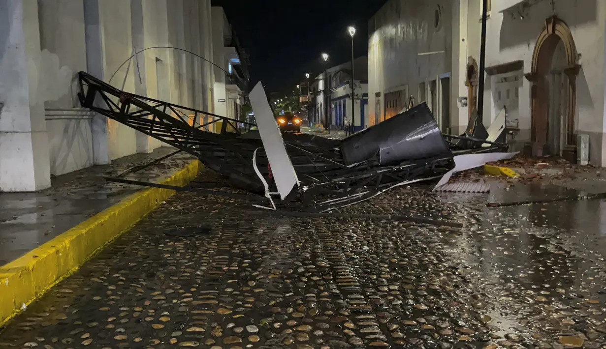 Lidia menghilang pada hari Rabu setelah menghantam daratan sebagai badai Kategori 4 di dekat resor Puerta Vallarta. (AP Photo/Valentin Gonzalez)