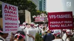 Ratusan calon jemaah haji dan umroh menggelar aksi damai di depan kedutaan Arab Saudi, Jakarta, Kamis (3/10). Mereka menolak kebijakan aturan biometrik untuk pengajuan visa umrah melalui VFS Tasheel yang ada di Indonesia. (Liputan6.com/Faizal Fanani)