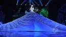 Jawara "X Factor Indonesia" season 1, Fatin Shidqia tampil memukau dengan gaun bersinar terang dalam ajang SCTV Music Awards 2015 di Studio 6 Emtek City, Jakarta, Rabu (6/5). (Liputan6.com/Herman Zakharia)