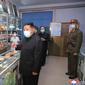 Pemimpin Korea Utara Kim Jong Un mengenakan masker memeriksa apotek di tengah wabah Covid-19 di Pyongyang, Korea Utara pada 15 Mei 2022. Korea Utara telah memobilisasi militernya untuk mendistribusikan obat-obatan COVID dan mengerahkan lebih dari 10.000 petugas kesehatan untuk membantu melacak pasien potensial terkena Covid-19. (STR/KCNA VIA KNS/AFP)