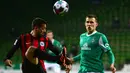 Gelandang Eintracht Frankfurt, Amin Younes (kiri) mengontrol bola di depan gelandang Werder Bremen, Maximilian Eggestein dalam laga lanjutan Liga Jerman 2020/21 pekan ke-23 di Weserstadion, Bremen, Jumat (26/2/2021). Eintracht Frankfurt kalah 1-2 dari Werder Bremen. (AFP/Patrik Stollarz/Pool)