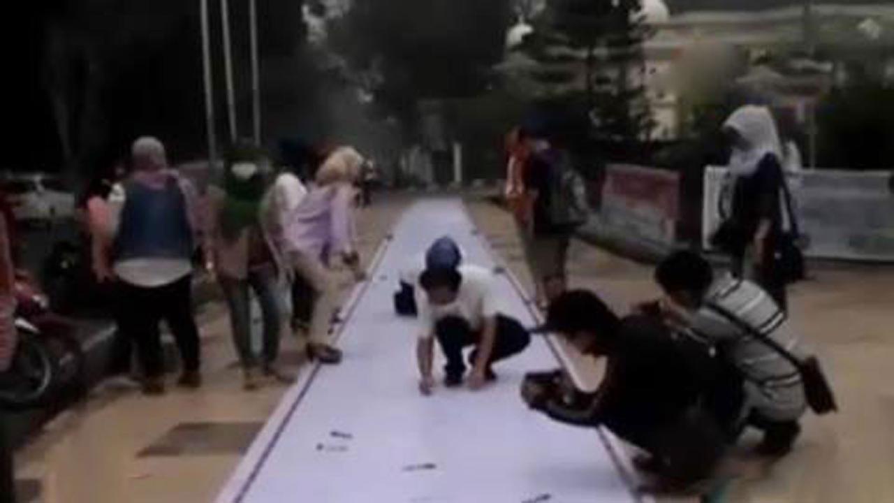 Demo Halau Asap, Warga Jambi Tulis Surat di Atas Kain 50 Meter