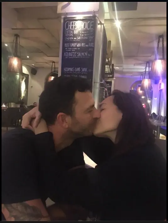 "Dinner with two of my most beautiful friends. Love you both its so nice to see you so happy and enjoying life! Rezer Dewi and Steven Savino" tulis Claire Maree Besley sebagai keterangan foto. (dok. Facebook)