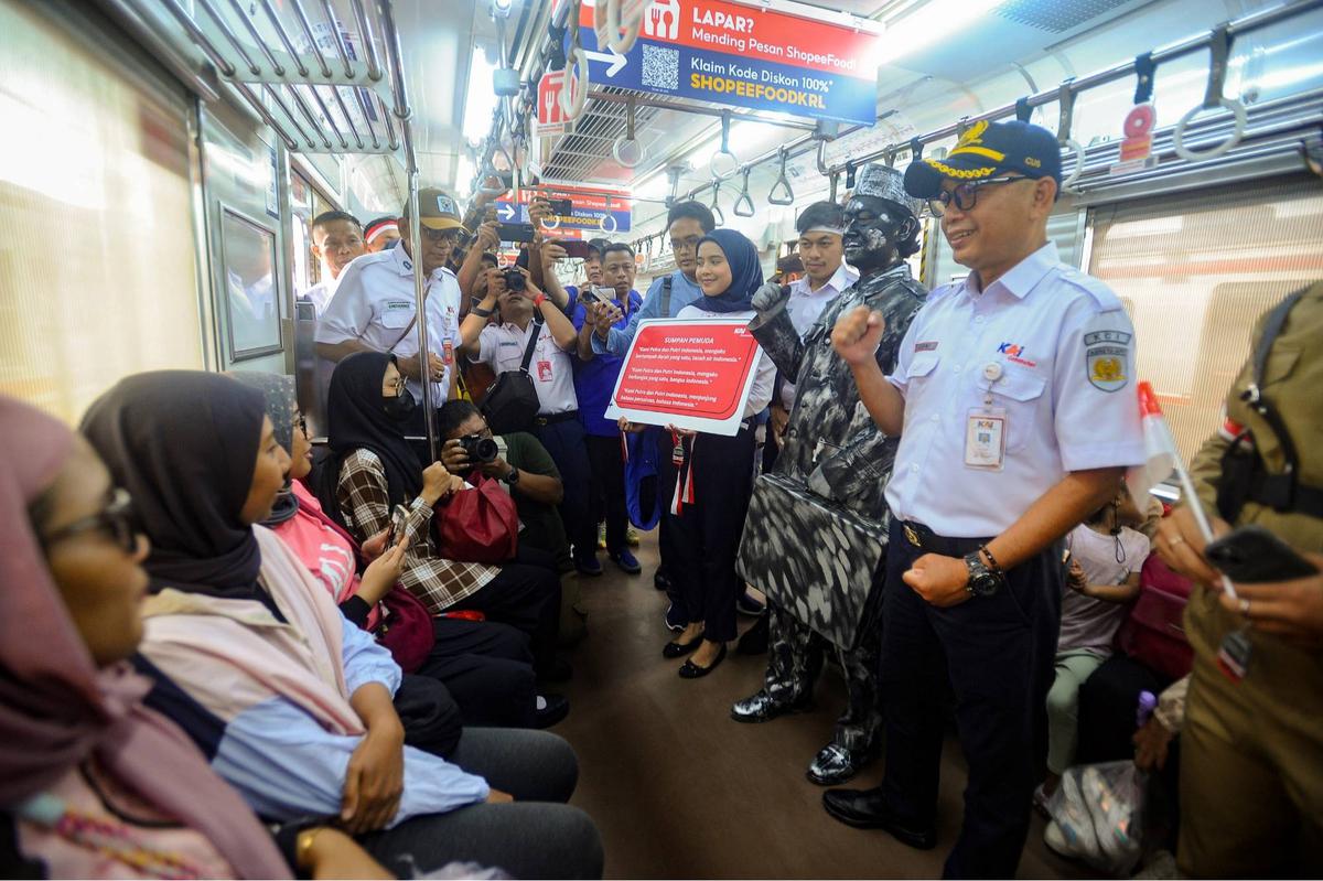 Peringatan Sumpah Pemuda di KRL Commuter Line