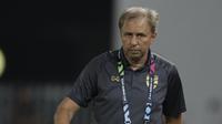 Pelatih Thailand, Milovan Rajevac, mendampingi anak asuhnya saat melawan Timnas Indonesia pada laga Piala AFF 2018 di Stadion Rajamangala, Bangkok, Sabtu (17/11). Thailand menang 4-2 dari Indonesia. (Bola.com/M. Iqbal Ichsan)
