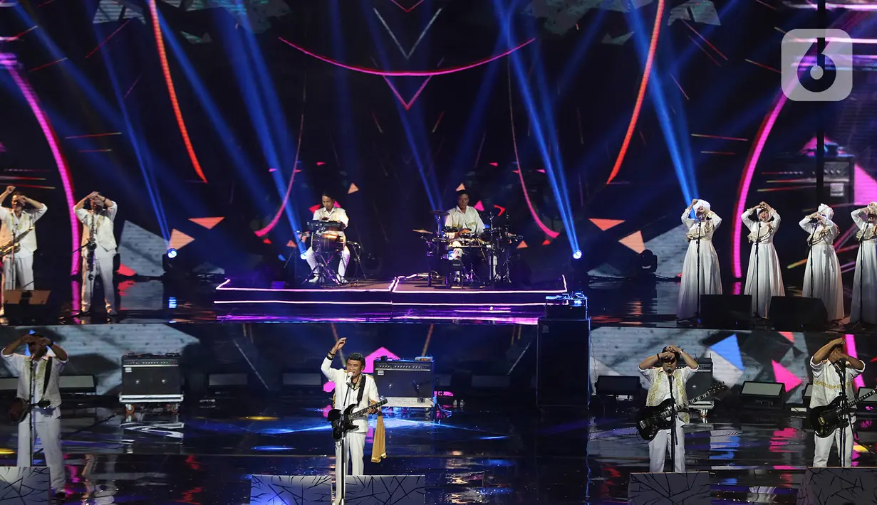 Penampilan pedangdut Rhoma Irama saat konser Pesta Perak 25 Indosiar di Jakarta, Minggu (12/1/2020). Konser Pesta Perak 25 Indosiar menghadirkan deretan musisi kenamaan Tanah Air. (Liputan6.com/Herman Zakharia)