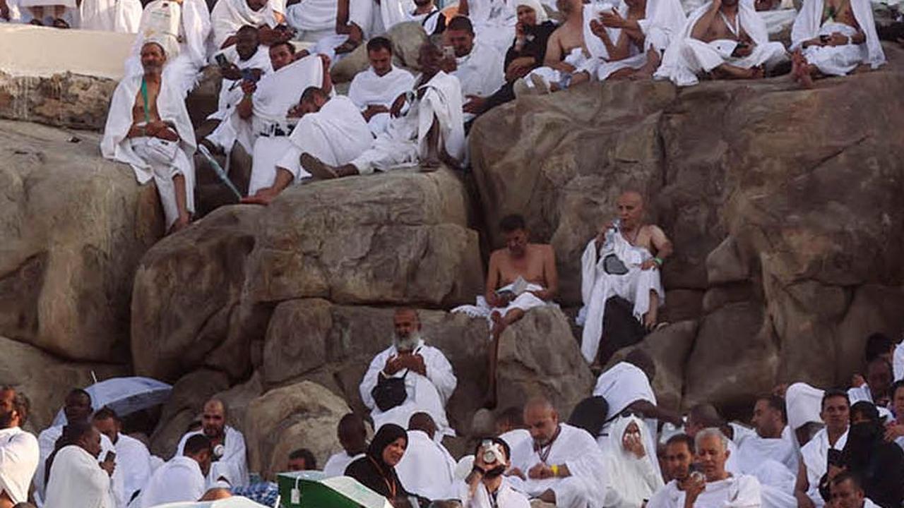 Ada pula jemaah haji yang menempati Jabal Rahmah, bukit yang diyakini menjadi lokasi pertemuan Nabi Adam dan istrinya, Siti Hawa.