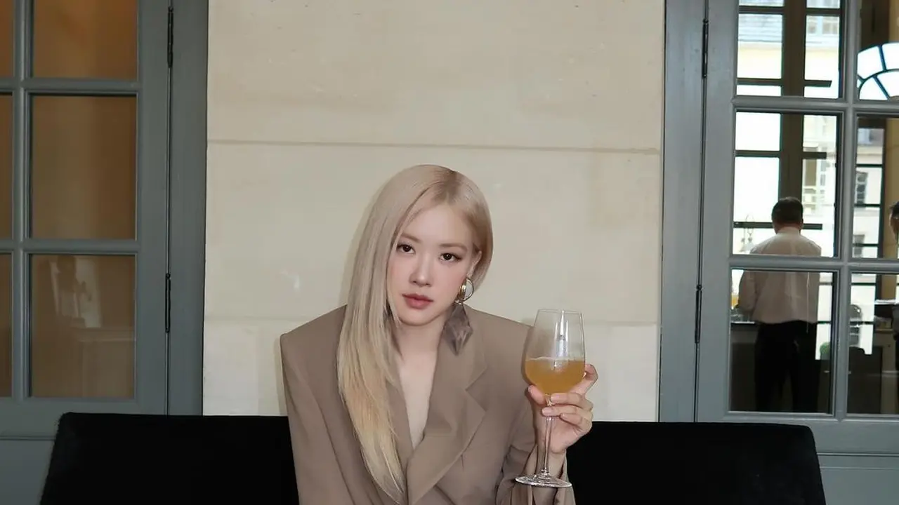 8 Gaya Slay Chic Rose BLACKPINK Jadi Juri di Paris, Tampilkan Body Skinny yang Meresahkan