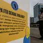 Petugas polisi berjaga saat pegiat komnas perempuan melakukan aksi diam '500 Langkah Awal Sahkan Rancangan Undang-Undang Penghapusan Kekerasan Seksual (RUU PKS) di depan gedung DPR, Jakarta, Rabu (25/11/2020). (Liputan6.com/Johan Tallo)