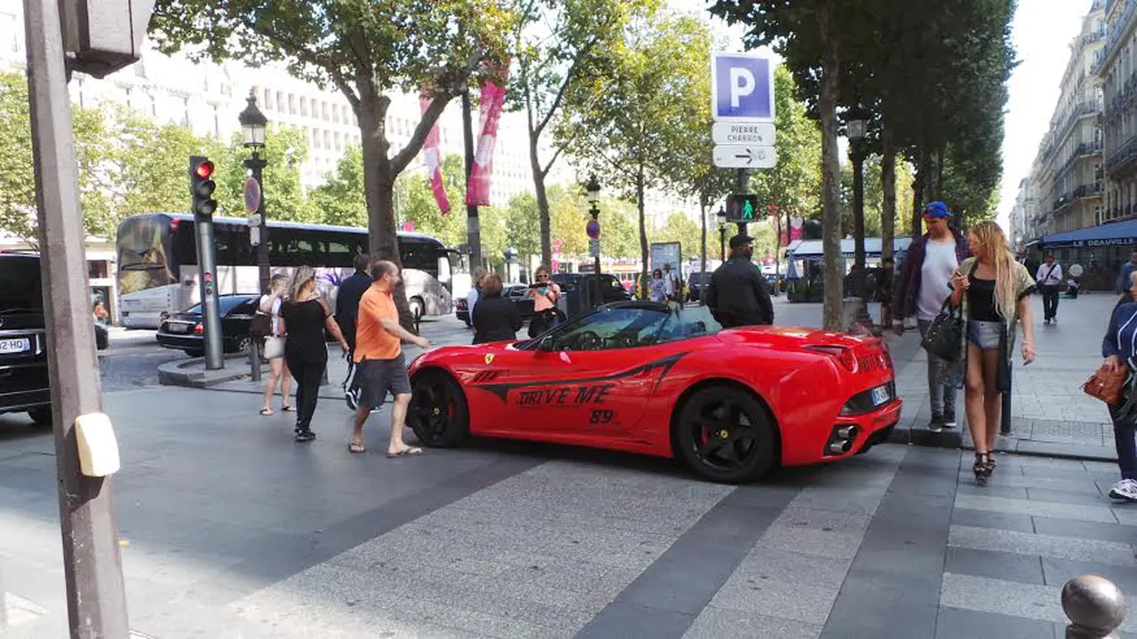 Sewa Ferrari di Paris Harganya Rp 1,3 Juta per 20 Menit 