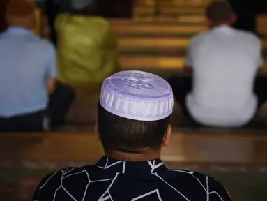 Pria Muslim berdoa sebelum melaksanakan salat Jumat pertama pada bulan Ramadan 1440 H di sebuah masjid di Beijing (10/5/2019). (AFP Photo/Greg Baker)