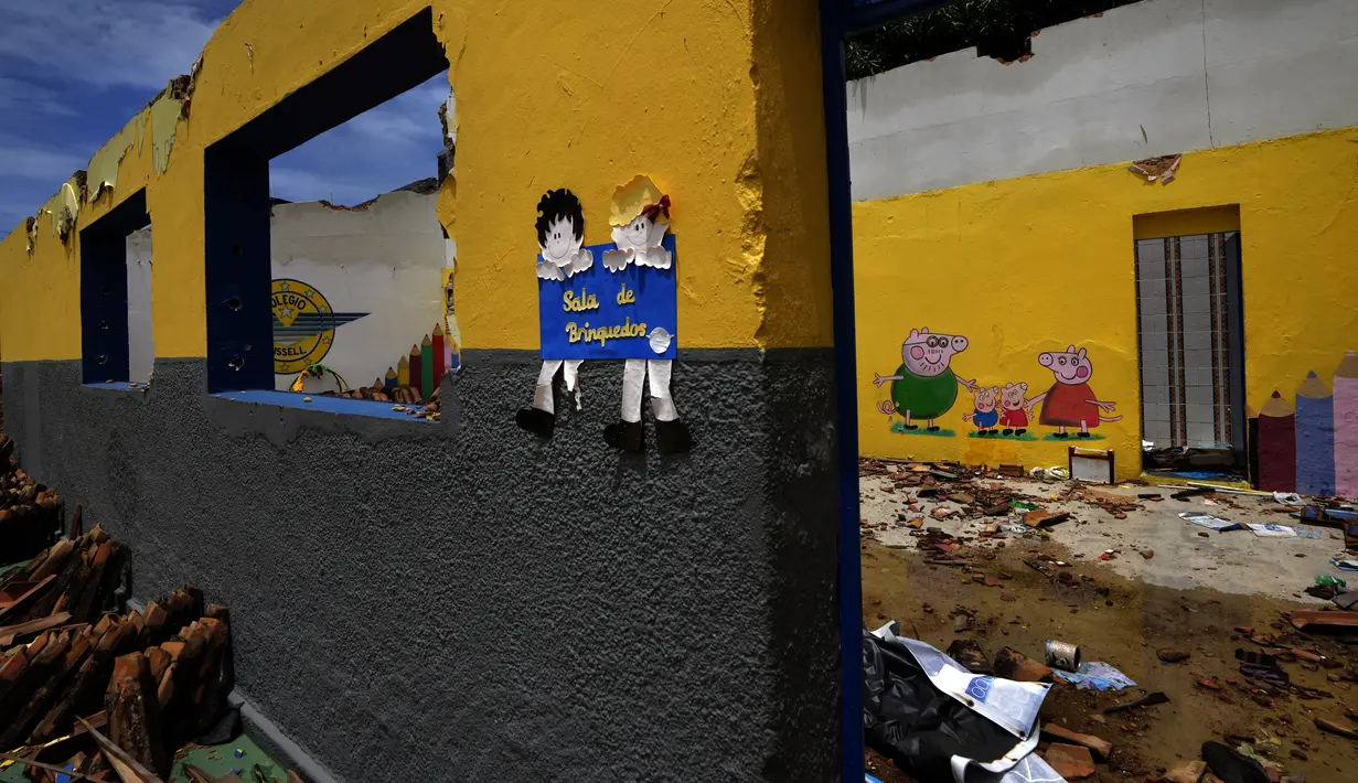 Reruntuhan sekolah yang terbengkalai di kawasan Pinheiro Maceio, negara bagian Alagoas, Brasil, 6 Maret 2022. Sekolah tersebut terbengkalai karena ancaman penurunan tanah akibat tambang Braskem yang memaksa lebih dari 55 ribu orang mengungsi dari rumah mereka rumah di Maceio. (AP Photo/Eraldo Peres)