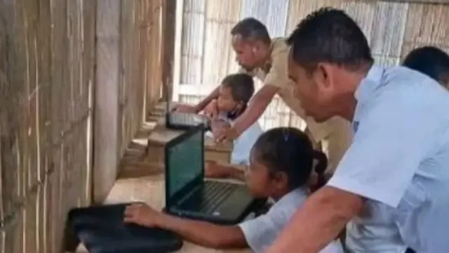 Kisah Seorang Guru di NTT yang Berjuang Hingga Panggul Muridnya untuk Dapatkan Sinyal Demi Laksanakan ANBK