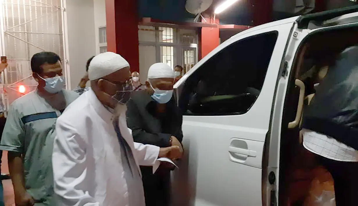 Abu Bakar Baasyir menaiki mobil van setelah dibebaskan dari Lapas Gunung Sindur, Kabupaten Bogor, Jawa Barat, Jumat (8/1/2021). setelah dibebaskan dari Lapas Gunung Sindur, Kabupaten Bogor, Jawa Barat, Jumat (8/1/2021).  (Handout/Indonesia National Prison/AFP)
