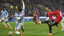 Striker Manchester United, Romelu Lukaku (kanan) mencetak gol ke gawang Huddersfield Town dalam pertandingan putaran kelima Piala FA di John Smith's Stadium, Minggu (18/2). Lukaku memborong dua gol kemenangan MU. (Oli SCARFF/AFP)