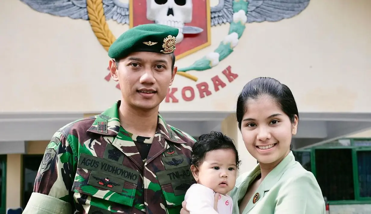 Potret manis lainnya saat Annisa Pohan mendampingi Agus Yudhoyono bertugas. Ia mengenakan seragam persit menggendong sang anak yang masih bayi, berpose berdampingan bersama Agus Yudhoyono yang mengenakan seragam tentara. [Foto: Instagram/annisayudhoyono]