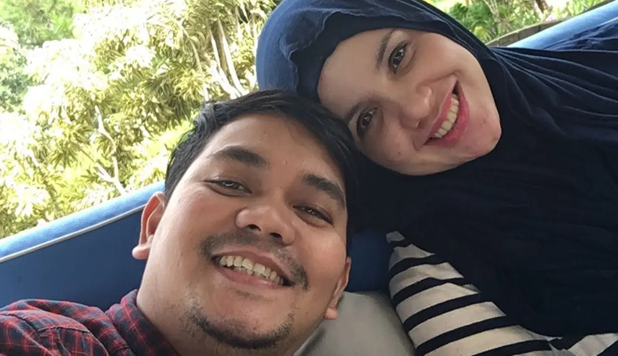 Meski punya penampilan yang fashionable, wanita berdarah blasteran Belanda ini juga tak sungkan untuk tampil natural tanpa makeup. Alis tipis dan wajahnya yang putih meskipun tanpa bedak, memberikan kesan manis. (Liputan6.com/IG/@dhila_bekti)