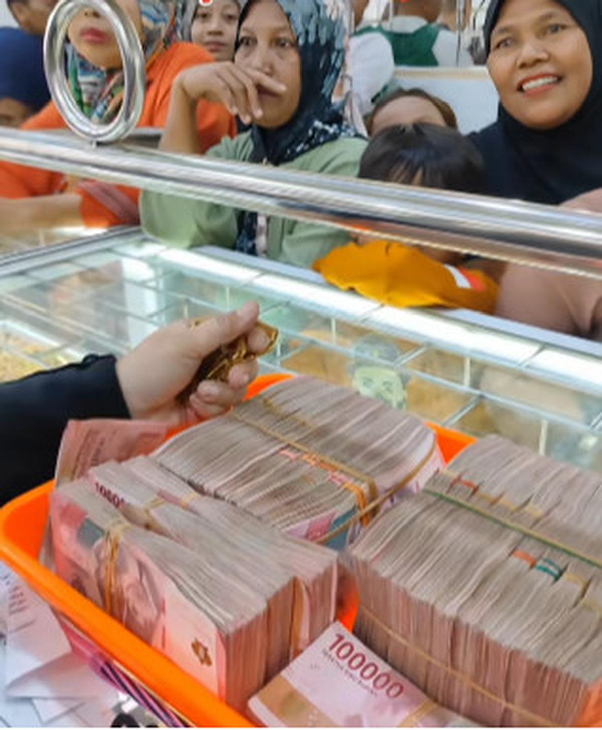 Emak-Emak Jual Emas