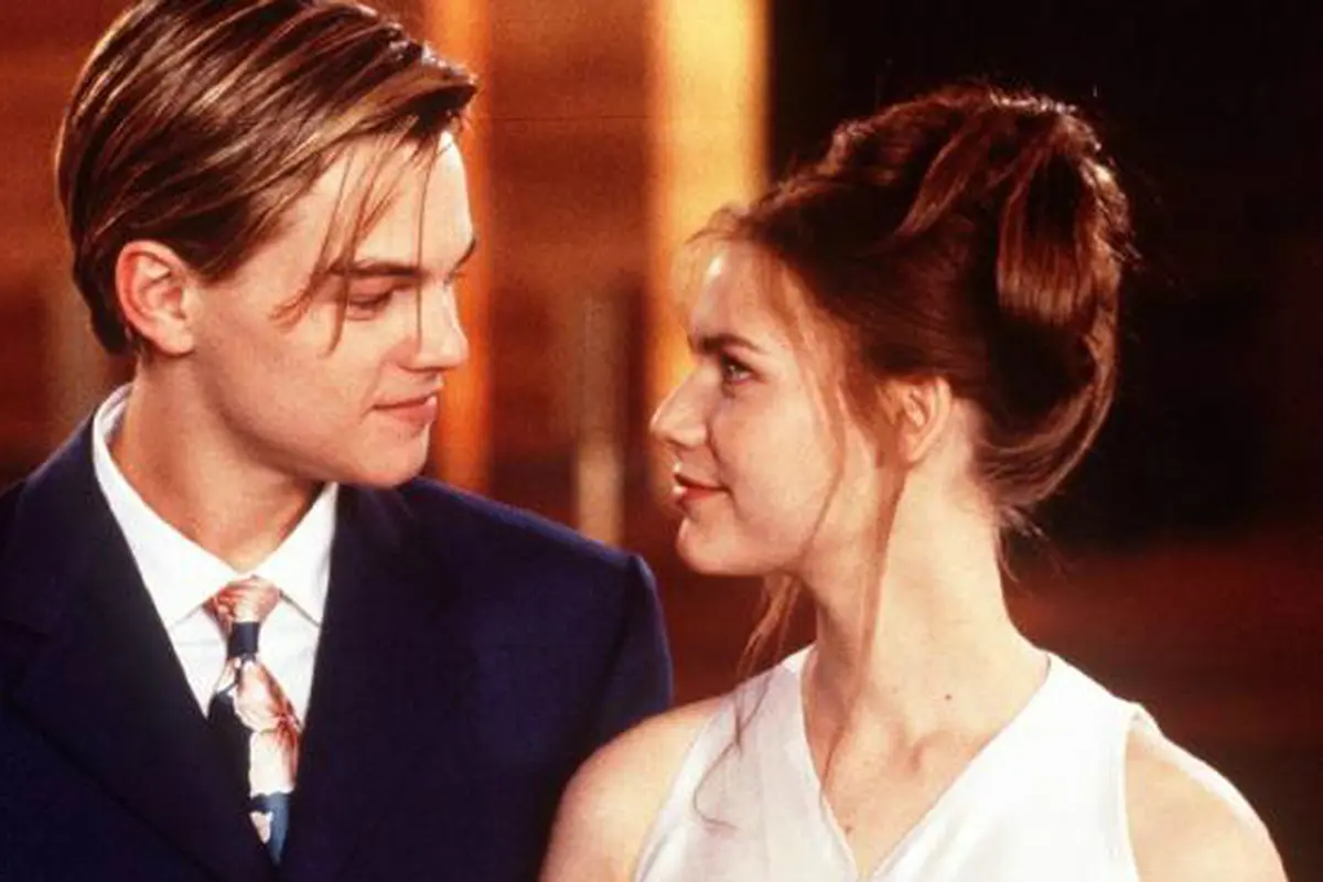 Film Romeo and Juliet diperankan oleh Leonardo DiCaprio dan Claire Danes