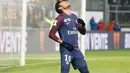 Aksi selebrasi unik pemain Paris Saint-Germain (PSG), Neymar setelah menjebol gawang SC Amiens pada laga Piala Liga Prancis di Stade de la Licorne, Rabu (10/1). Usai mencetak gol, Neymar menaruh sepatu di keningnya. (instagram.com/neymarjr)