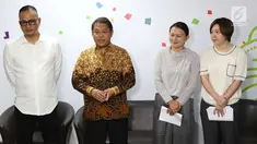 Menkominfo Rudiantara (dua kiri) bersama Dirjen Aptika Semuel Abrijani Pangerapan (kiri), SVP Bytedance Zhen Liu (dua kanan) serta SVP dan CEO Tik Tok Kelly Zhang memberi keterangan pemblokiran Tik Tok, Jakarta, Rabu (4/7). (Liputan6.com/ImmanuelAntonius)