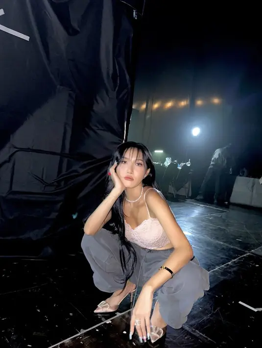 Bergaya feminin dengan nyaman, Hwasa padukan bralette brukat dan sweatpants [@_mariahwasa]