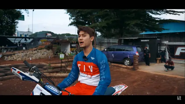 7 Potret Rizky Billar Naik Motor Trail di Sirkuit Pribadi Roy Ricardo