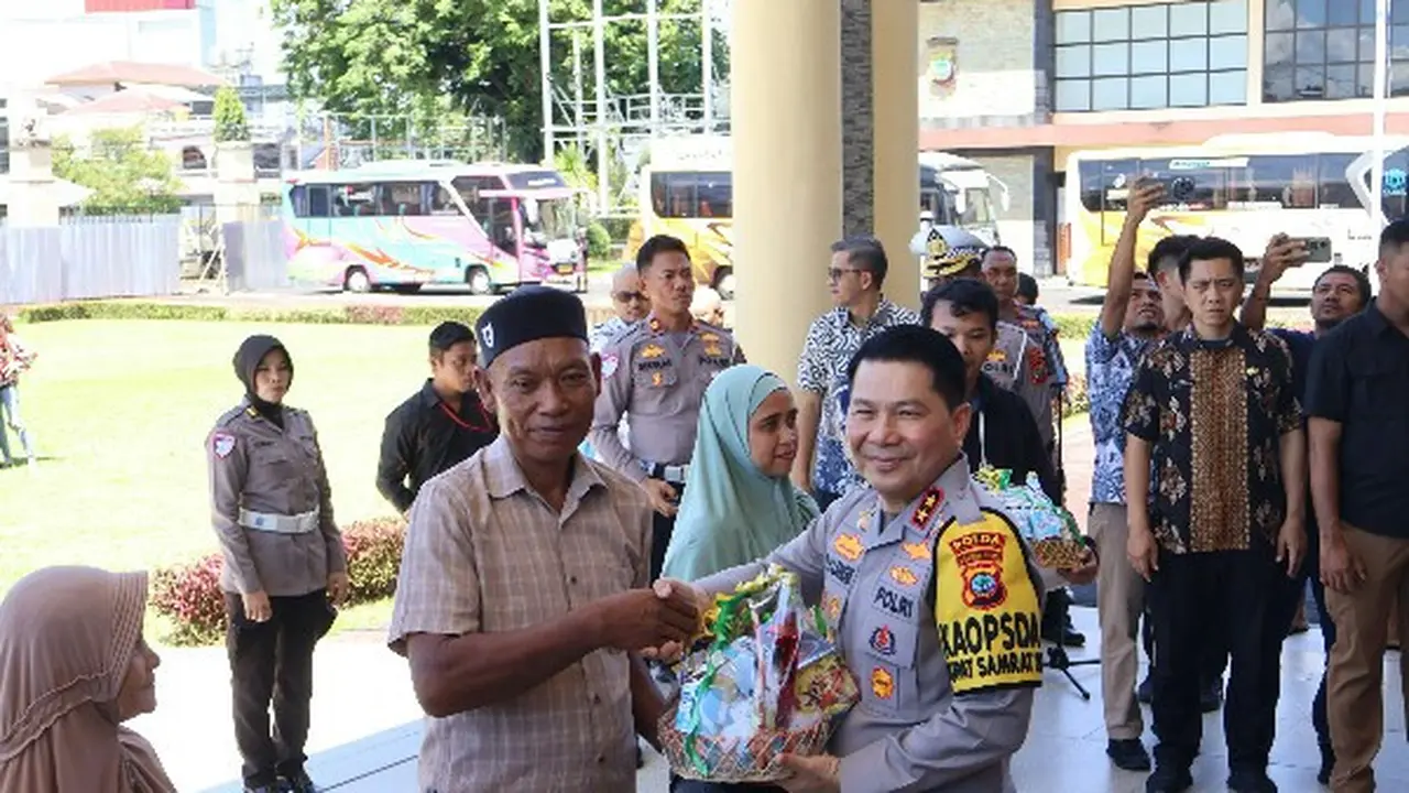 Kapolda Irjen Pol Roycke Harry Langie memberikan bingkisan berupa bekal selama dalam perjalanan mudik.