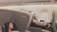 Raisa tertidur di dalam pesawat. (Instagram/raisa6690)
