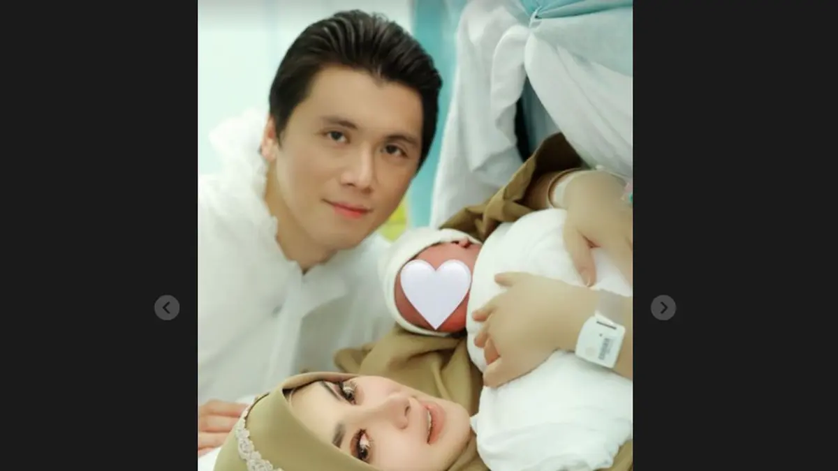 Detik-Detik Syahrini Melahirkan, Reino Barack Lantun Azan dan Lagu Ultah  Menggema di Kamar Operasi - ShowBiz Liputan6.com
