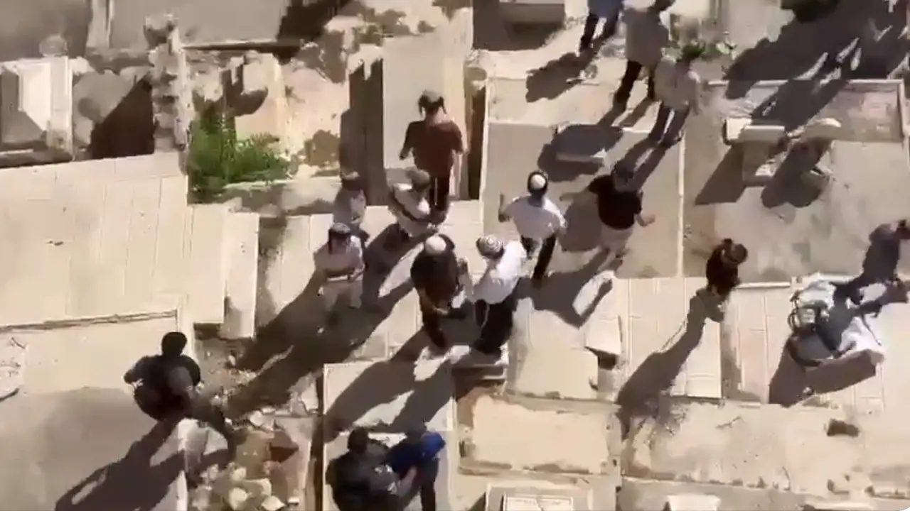 Video diduga pemukim Yahudi di Yerusalem yang bersikap tidak sopan ke makam Muslim.