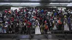 Anak-anak Yahudi ultra-Ortodoks mengenakan kostum saat mereka merayakan festival Yahudi Purim di sebuah sinagoga di Bnei Brak, Israel, Senin (6/3/2023). Purim dirayakan tiap tahun menurut kalender Ibrani oleh kaum Yahudi. (AP Photo/Oded Balilty)