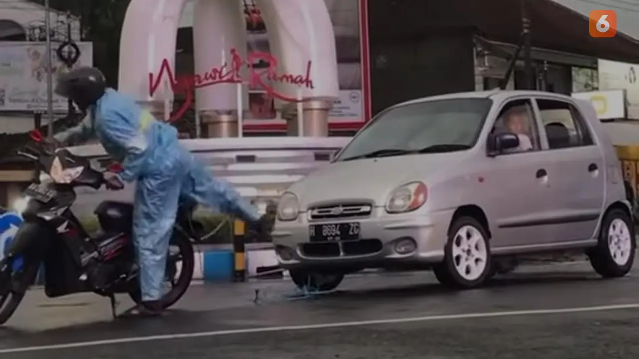 Motor bebek tarik mobil mogok di Ngawi (Liputan6.com/Istimewa)