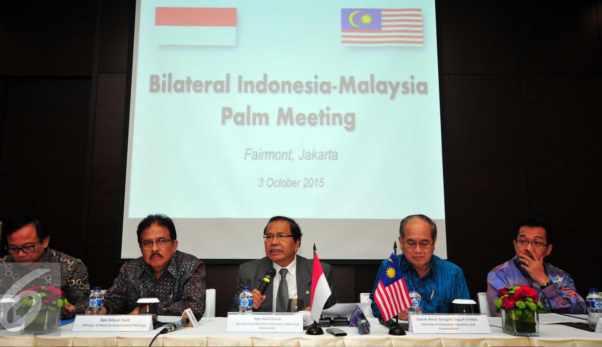 Menko Maritim, Rizal Ramli (tengah) memberikan keterangan saat konpres di Jakarta, Sabtu (3/10/2015). Pemerintah Indonesia bersama Pemerintah Malaysia sepakat membentuk organisasi kelapa sawit. (Liputan6.com/Helmi Afandi)