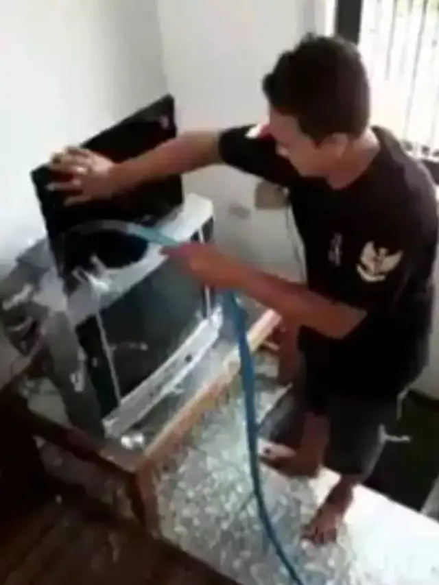 7 Momen Nyeleneh Orang Bersih-Bersih Rumah Ini Bikin Geleng Kepala