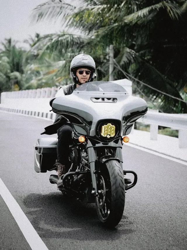 Arya Saloka sibuk touring bareng geng motor
