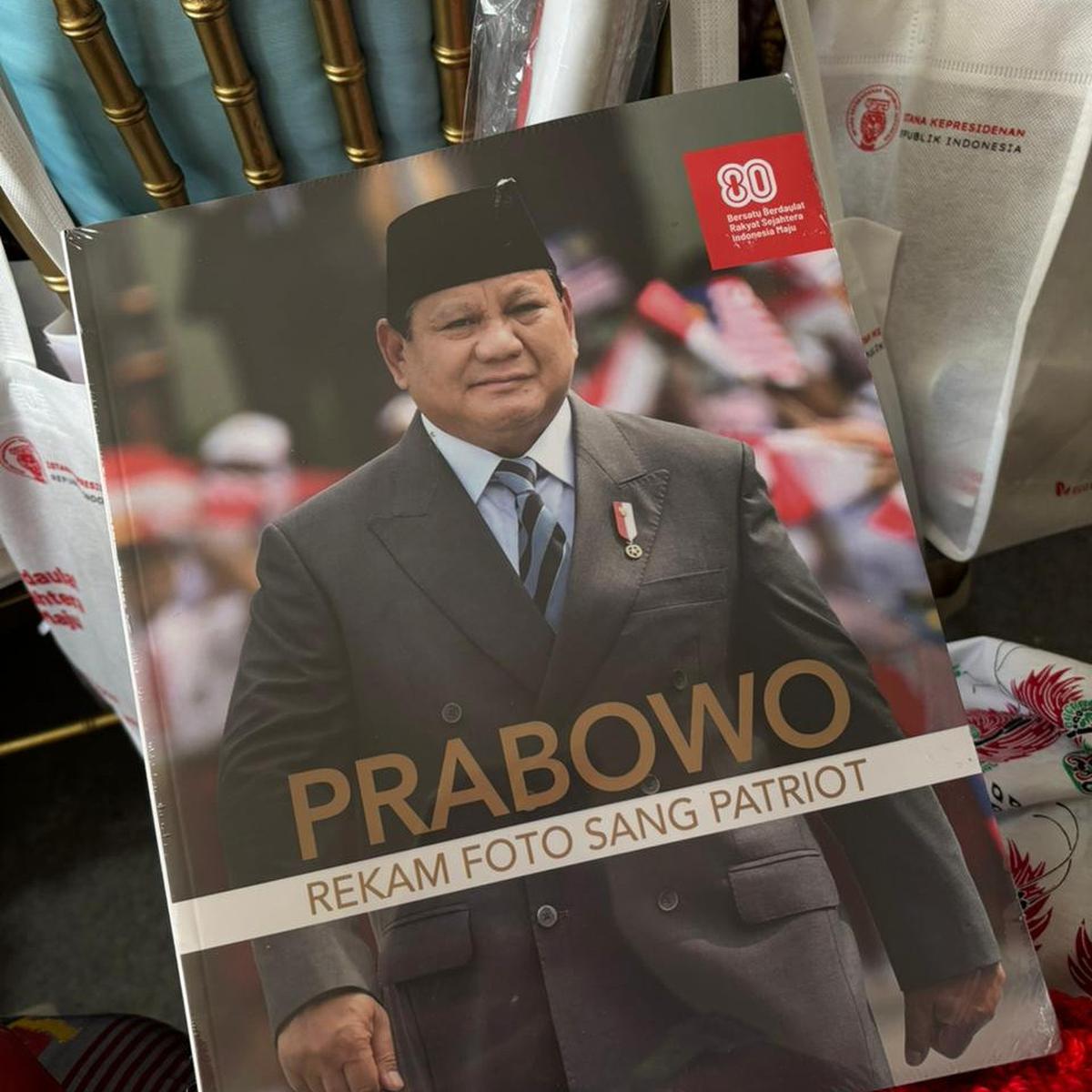 Suvenir HUT ke-80 RI di Istana: Payung, Tumbler hingga Buku Prabowo