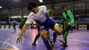 Pemain IPC Pelindo mencoba melewati kawalan dua pemain Timnas Futsal Indonesia saat laga uji coba di Jakarta, Minggu (15/1). Timnas Futsal Indonesia akan melakoni laga piala AFF 2017, akhir Januari. (Liputan6.com/Helmi Fithriansyah)