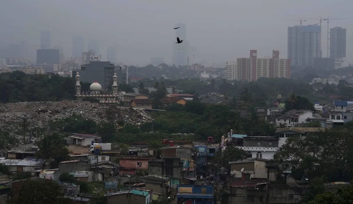 Asap dan kabut menyelimuti cakrawala di Kolombo, Sri Lanka, Jumat, 9 Desember 2022. Dirjen Pelayanan Kesehatan Asela Gunawardena mengatakan, kondisi tersebut akan berlanjut selama dua minggu ke depan dan menyarankan masyarakat membatasi jumlah waktu yang dihabiskan di luar ruangan dan memakai masker saat berada di luar. (AP Photo/Eranga Jayawardena)