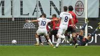 Malick Thiaw dari AC Milan mencetak gol bunuh diri melewati kipernya saat pertandingan sepak bola Serie A antara AC Milan dan Genoa, di stadion San Siro di Milan, Italia, Minggu, 5 Mei 2024. (AP Photo/Luca Bruno)