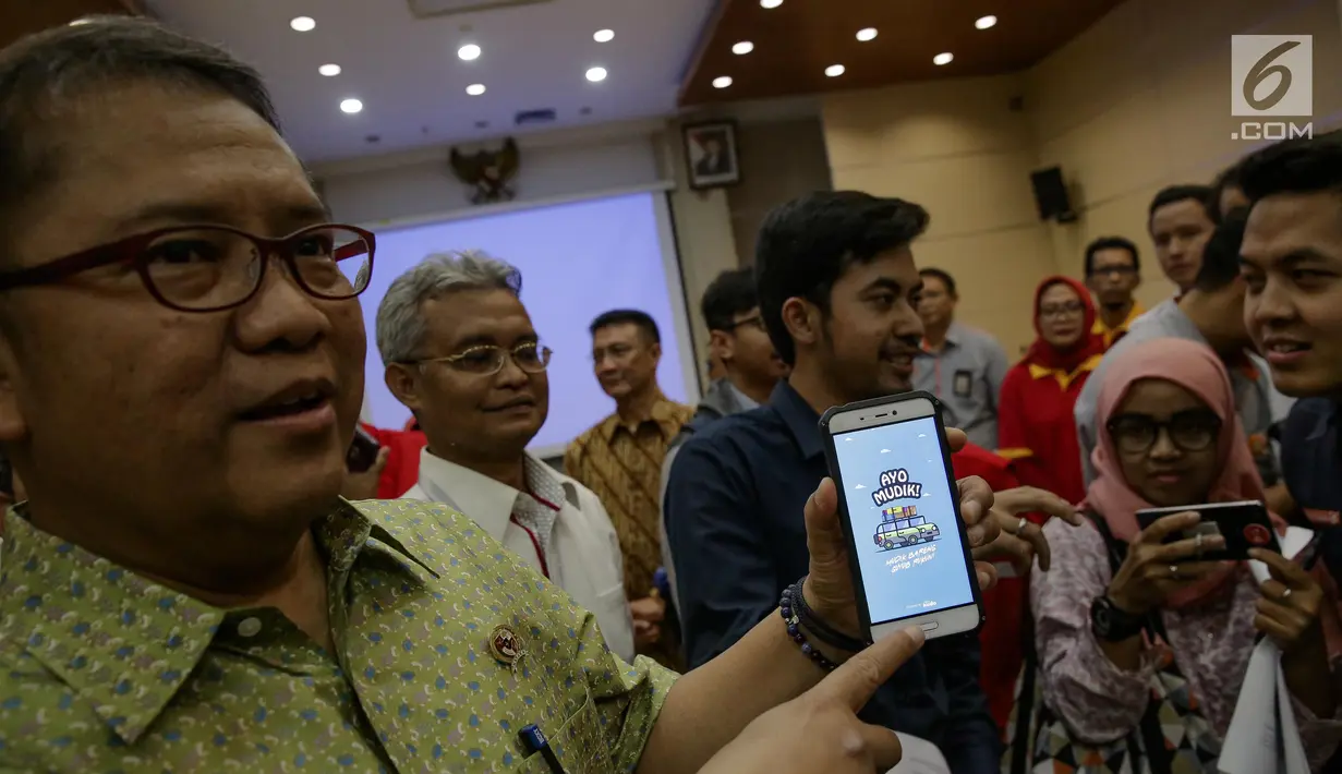 Menkominfo Rudiantara menunjukkan aplikasi 'Ayo Mudik' di gedung Kemkominfo, Jakarta, Senin (19/6). Aplikasi ini menyediakan informasi mengenai jalur mudik, fasilitas di sepanjang jalur mudik, serta informasi titik kemacetan. (Liputan6.com/Faizal Fanani)