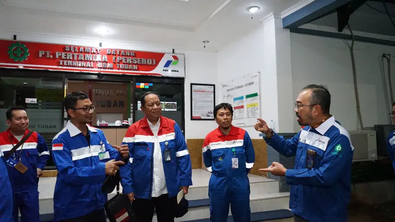 Direktur Utama PT Pertamina Patra Niaga, Riva Siahaan mengecek langsung Terminal BBM Tuban paska kebocoran BBM jenis Pertamax yang terjadi di dalam area Terminal (Istimewa)